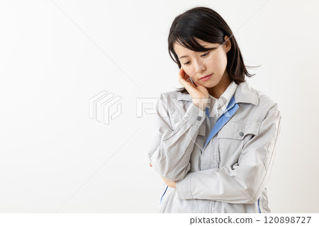 Female worker looking down and thinking 01 120898727