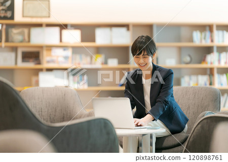 在接空間工作的女人 在接空間工作的女人 120898761