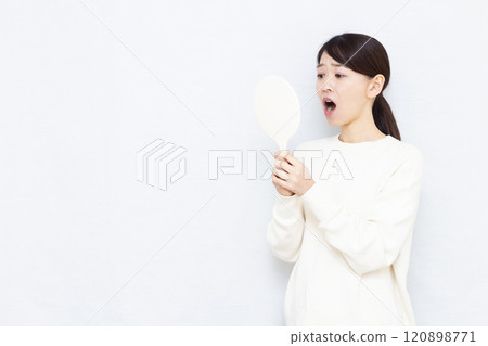 Woman with a toothache 120898771