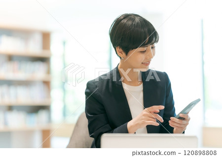 在接空間工作的女人 在接空間工作的女人 120898808