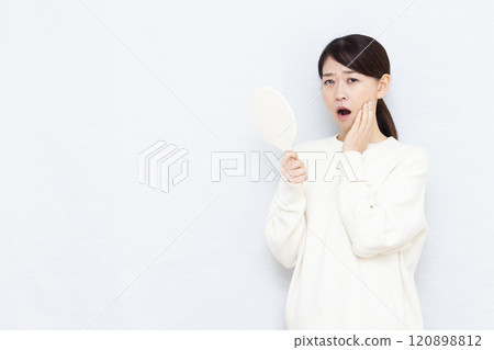 Woman with toothache 120898812