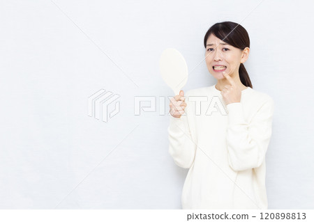 Woman with toothache 120898813