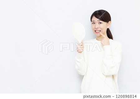 Woman with toothache 120898814