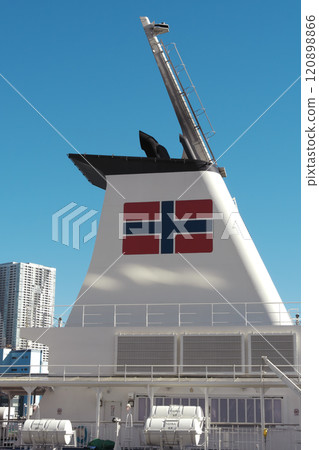 The funnel mark of the Sarubia Maru, owned by Tokai Kisen 120898866