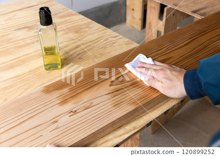 Oil finish painting of cedar board Oil finish painting of cedar board 120899252