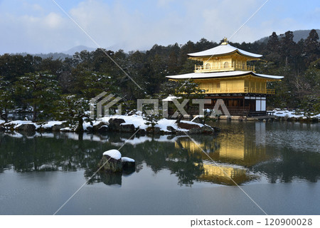 Snow scene of Kyoto Kinkakuji 120900028