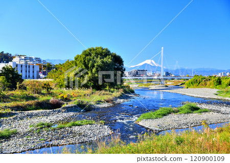 Manganji Pedestrian Bridge (Fureai Bridge) / Looking towards the Asakawa River (Hino City, Tokyo) [2024.11] 120900109
