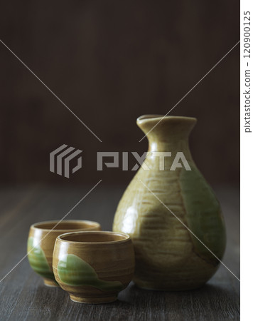 Drinking image: Sake cup and tokkuri sake set Drinking image: Sake cup and tokkuri sake set 120900125