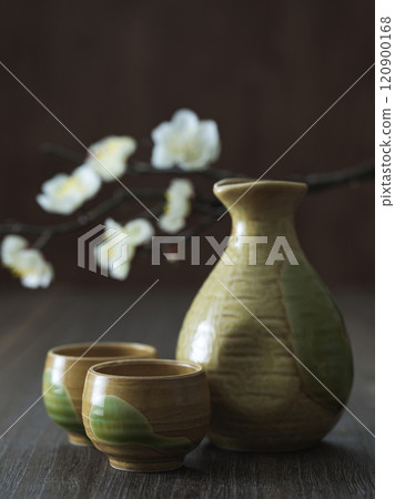 Drinking image: Sake bottle and sake cup set Drinking image: Sake bottle and sake cup set 120900168