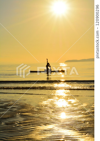 乳牛濱_剪影_瑜伽 120900296