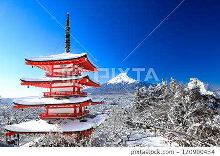 山梨縣富士吉田市白雪覆蓋的新倉山淺間神社忠實塔和富士山的壯麗景色 山梨縣富士吉田市白雪覆蓋的新倉山淺間神社忠實塔和富士山的壯麗景色 120900434