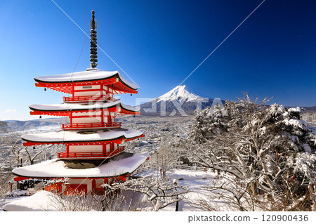A spectacular view of the snow-covered Chureito Pagoda of Arakurayama Sengen Shrine and Mt. Fuji in Fujiyoshida, Yamanashi Prefecture A spectacular view of the snow-covered Chureito Pagoda of Arakurayama Sengen Shrine and Mt. Fuji in Fujiyoshida, Yamanashi Prefecture 120900436