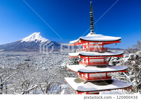 A spectacular view of the snow-covered Chureito Pagoda of Arakurayama Sengen Shrine and Mt. Fuji in Fujiyoshida, Yamanashi Prefecture A spectacular view of the snow-covered Chureito Pagoda of Arakurayama Sengen Shrine and Mt. Fuji in Fujiyoshida, Yamanashi Prefecture 120900438