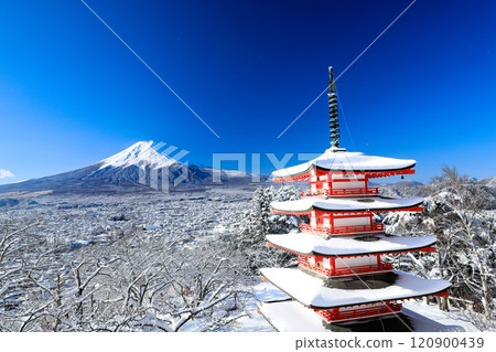 山梨縣富士吉田市白雪覆蓋的新倉山淺間神社忠實塔和富士山的壯麗景色 山梨縣富士吉田市白雪覆蓋的新倉山淺間神社忠實塔和富士山的壯麗景色 120900439