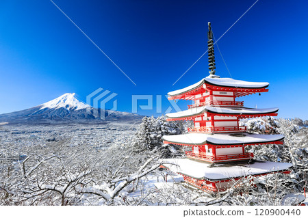 A spectacular view of the snow-covered Chureito Pagoda of Arakurayama Sengen Shrine and Mt. Fuji in Fujiyoshida, Yamanashi Prefecture A spectacular view of the snow-covered Chureito Pagoda of Arakurayama Sengen Shrine and Mt. Fuji in Fujiyoshida, Yamanashi Prefecture 120900440