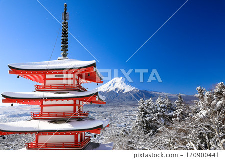 A spectacular view of the snow-covered Chureito Pagoda of Arakurayama Sengen Shrine and Mt. Fuji in Fujiyoshida, Yamanashi Prefecture 120900441