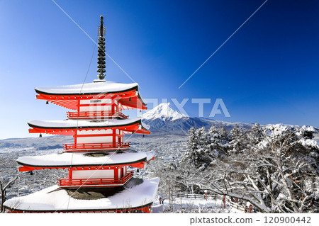 A spectacular view of the snow-covered Chureito Pagoda of Arakurayama Sengen Shrine and Mt. Fuji in Fujiyoshida, Yamanashi Prefecture 120900442