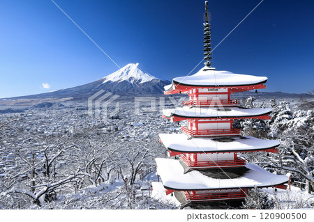 Winter: Stunning view of snow-covered Arakurayama Sengen Shrine Chureito Pagoda and Mt. Fuji, Fujiyoshida City, Yamanashi Prefecture 120900500