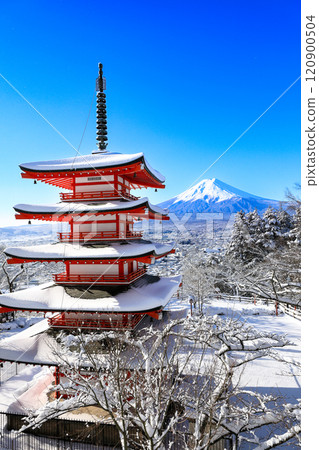 Winter: Stunning view of snow-covered Arakurayama Sengen Shrine Chureito Pagoda and Mt. Fuji, Fujiyoshida City, Yamanashi Prefecture Winter: Stunning view of snow-covered Arakurayama Sengen Shrine Chureito Pagoda and Mt. Fuji, Fujiyoshida City, Yamanashi Prefecture 120900504