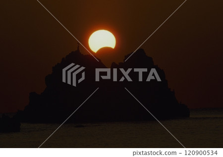 Solar eclipse sunrise over the Pacific Ocean Solar eclipse sunrise over the Pacific Ocean 120900534