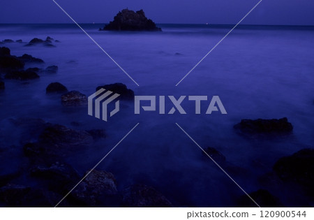 Sea fog in the Pacific Ocean 120900544