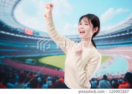 年輕女子在體育場歡呼 120901887