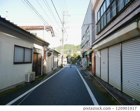 A street corner in Yunotsuru Onsen, people returning from the bath (Minamata City, Kumamoto Prefecture) A street corner in Yunotsuru Onsen, people returning from the bath (Minamata City, Kumamoto Prefecture) 120901917