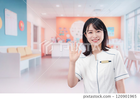 在兒科診所工作的年輕女子 120901965