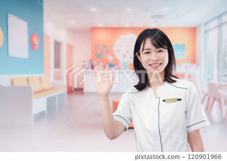 在兒科診所工作的年輕女子 120901966