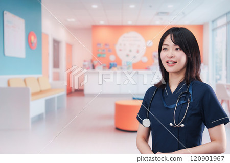 在兒科診所工作的年輕女子 120901967