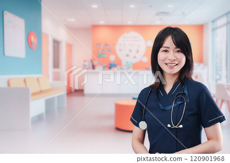 在兒科診所工作的年輕女子 120901968