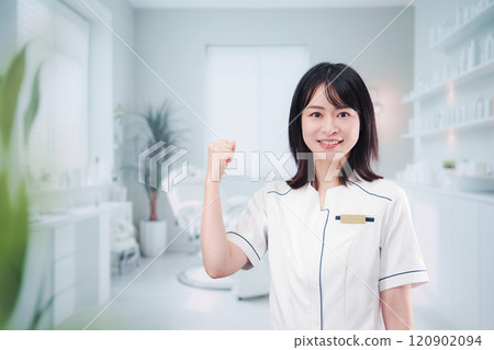 在牙醫工作的年輕女性牙科助理 在牙醫工作的年輕女性牙科助理 120902094