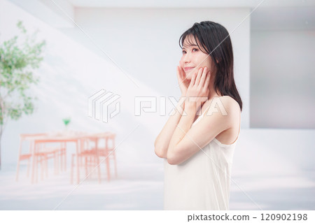 年輕女子滋潤她的皮膚 120902198