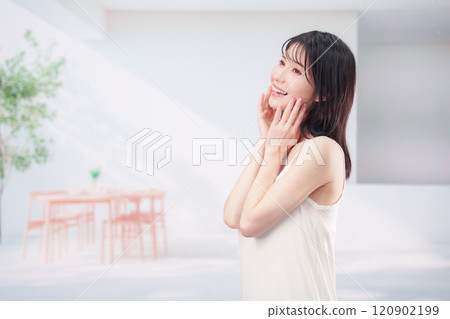 年輕女子滋潤她的皮膚 120902199