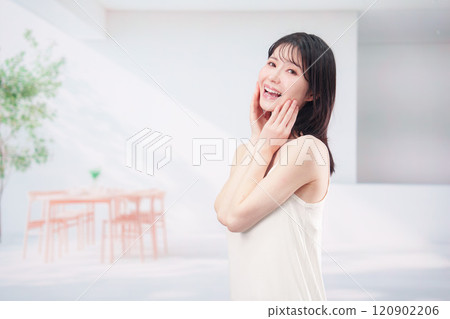 年輕女子滋潤她的皮膚 120902206