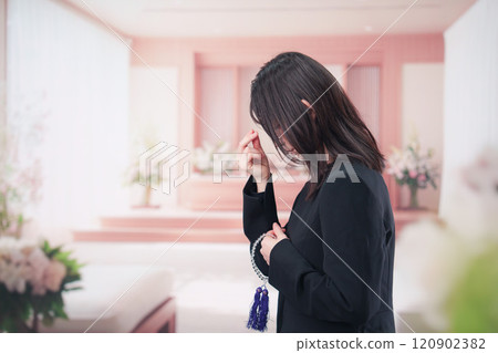 葬禮上燒香的女性參加者 120902382