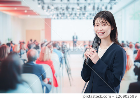 女記者在記者會上提問 女記者在記者會上提問 120902599