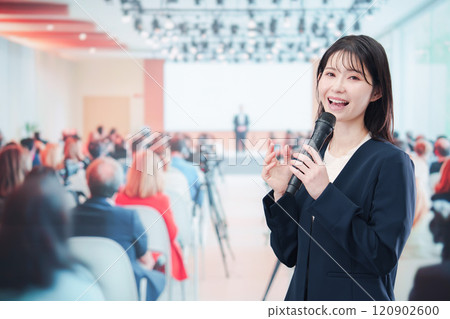 女記者在記者會上提問 女記者在記者會上提問 120902600