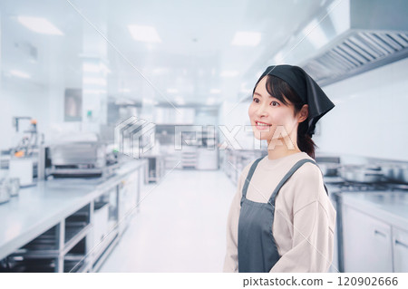 一位女廚師在廚房工作 120902666