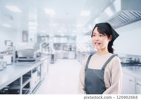 一位女廚師在廚房工作 120902668
