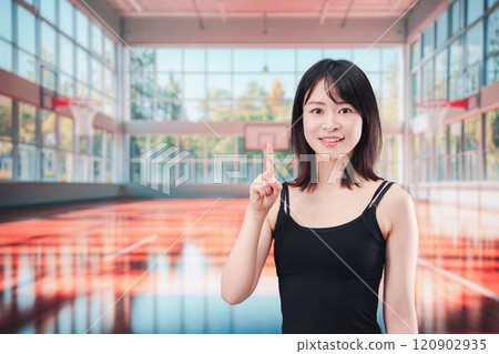 在健身房享受運動的年輕女子 120902935