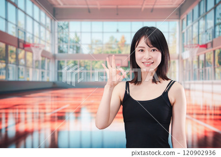 在健身房享受運動的年輕女子 120902936