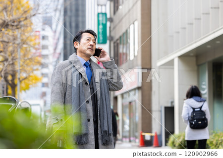 Business businessman male smartphone sales business person commuting 120902966
