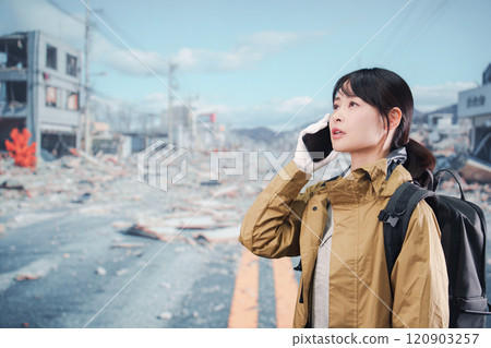 一名受災並撤離的婦女 一名受災並撤離的婦女 120903257