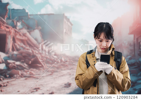 一名受災難影響的婦女無法連接手機 120903284