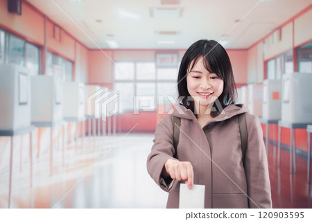 女選民在投票所的選舉中投票 女選民在投票所的選舉中投票 120903595