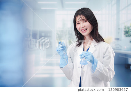 女研究員在實驗室做研究 女研究員在實驗室做研究 120903637