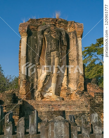 Ruins of Wat Chetuphon in Sukhothai, Thailand 120903777