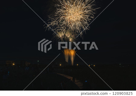常滑燒祭主辦煙火大會期間，夜空綻放的煙火景色（愛知縣） 120903825