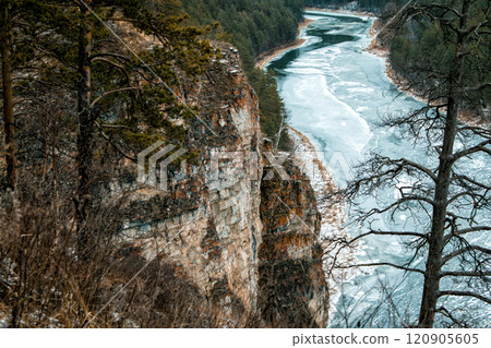 River and rocky coast in the taiga in winter 120905605